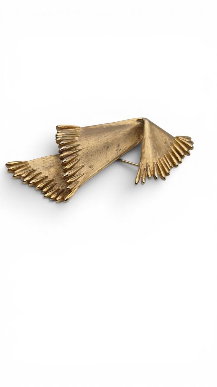 Crown Trifari Textured Gold Tone Folded Scarf Brooch Modernist Pin